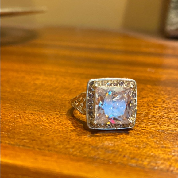 Elegant Silver Women's Ring with Clear Gemstone - Picture 1 of 6